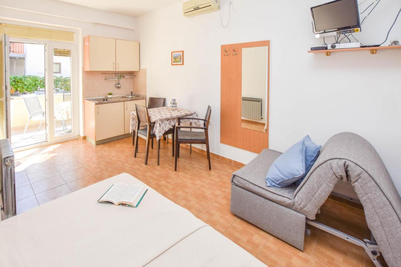 Apartments Flora Pakostane Luaran gambar