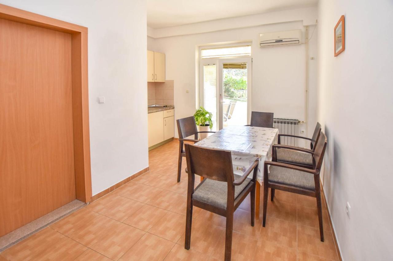 Apartments Flora Pakostane Luaran gambar